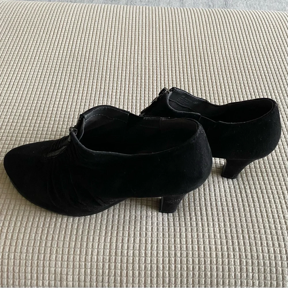 AEROSOLES Like New Suede Booties.